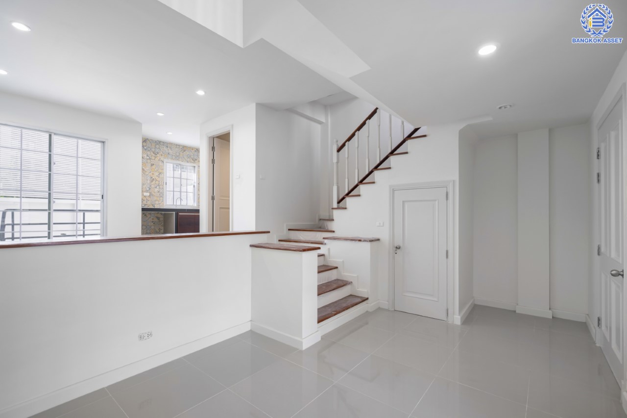 บ้านมือสองตกแต่งใหม่ ม.พลัสซิตี้พาร์ค เกษตร-งามวงศ์วาน ทาวน์โฮม 3 ชั้น ตอบโจทย์ทุกการอยู่อาศัย เนื้อที่ 23.4 ตร.ว. ฟังก์ชัน 3 ห้องนอน 4 ห้องน้ำ 2 ที่จอดรถ (ห้องนอนทุกห้องมีห้องน้ำในตัว) เดินทางสะดวกสบายบนทำเลใจกลางเมือง เข้าออกได้ 3 เส้นทาง ได้แก่ ถ.วิภาวดี ถ.งามวงศ์วาน ถ.ประชาชื่น ใกล้ ม.เกษตร, เดอะมอลล์งามวงศ์วาน และรถไฟฟ้าสายสีเขียว "สถานีมหาวิทยาลัยเกษตรศาสตร์"